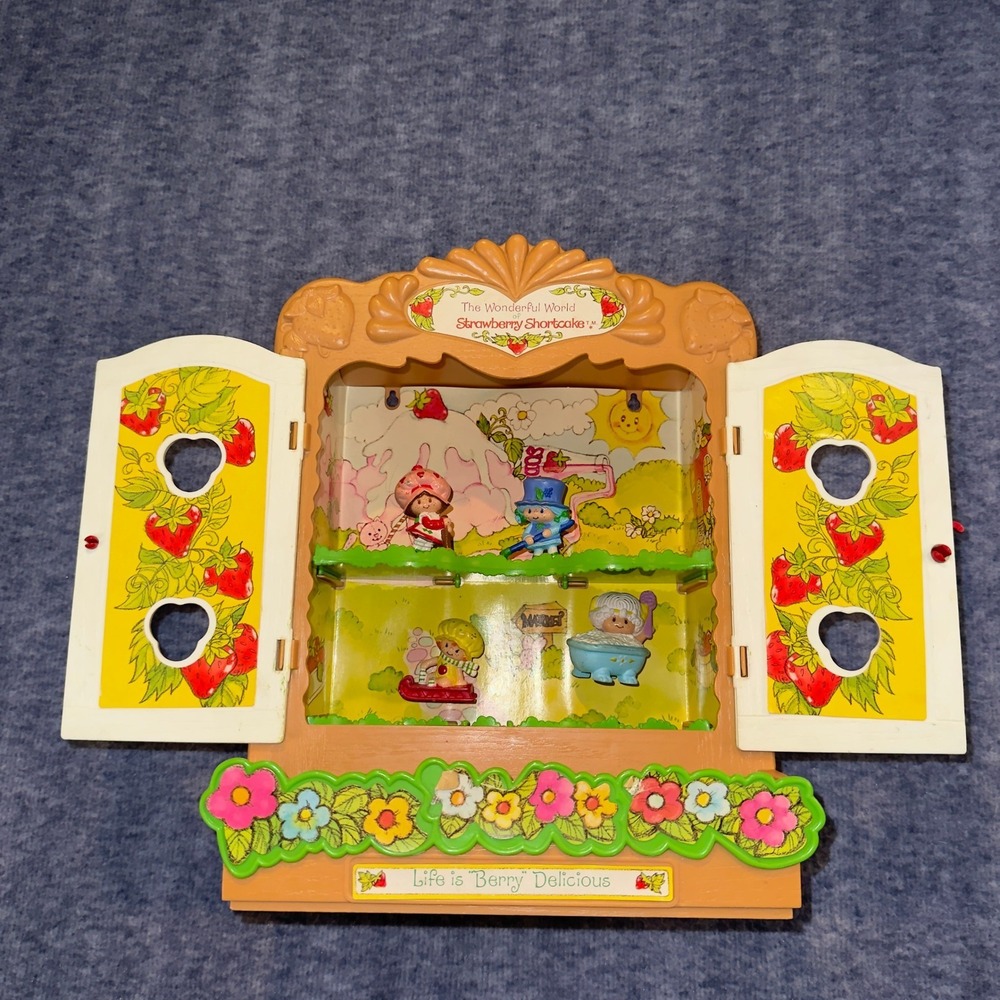 Vintage Strawberry Shortcake Wall Display Case House & 4 Figurines 1980s Toy